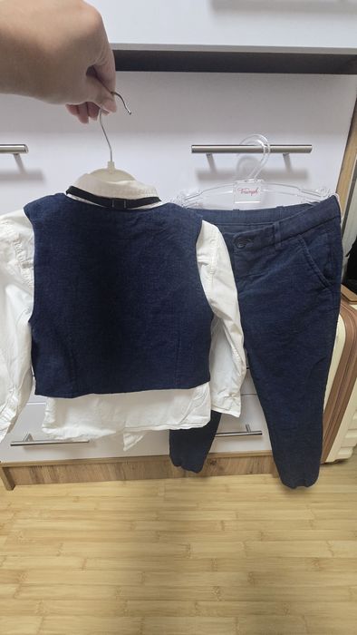 Елегантен костюм за момче H&M от 4 части Размер 110 за 4-5 г Като нов