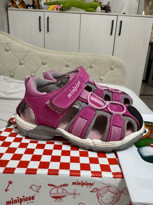 Продам сандали на девочку . Турецкого производства .