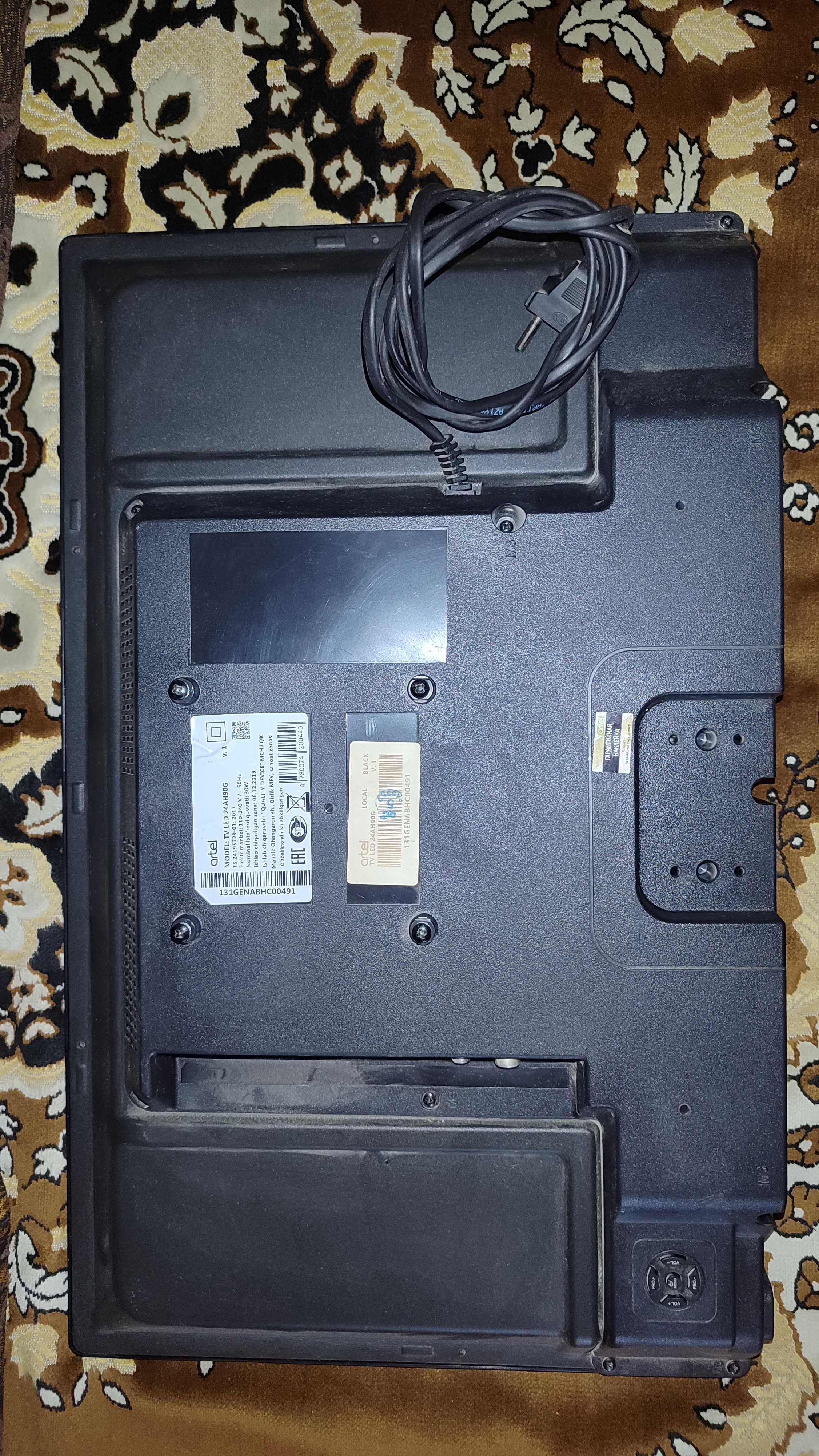 Срочно! Телевизор Artel 24" + смарт-приставка с голосовым поиском