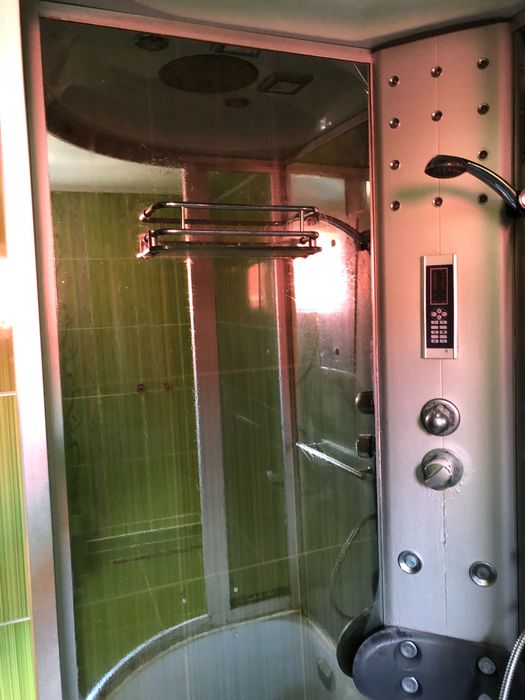 Cabină de duș cu muzică și geamuri fumurii și hidromasaj
