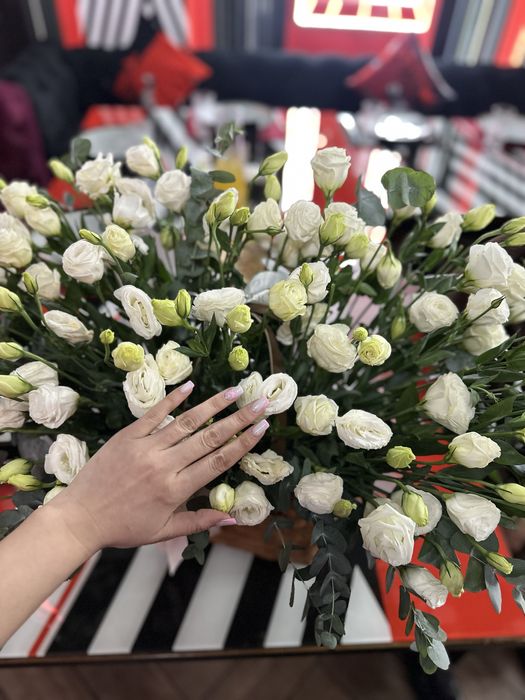 Пышные цветы в корзинке