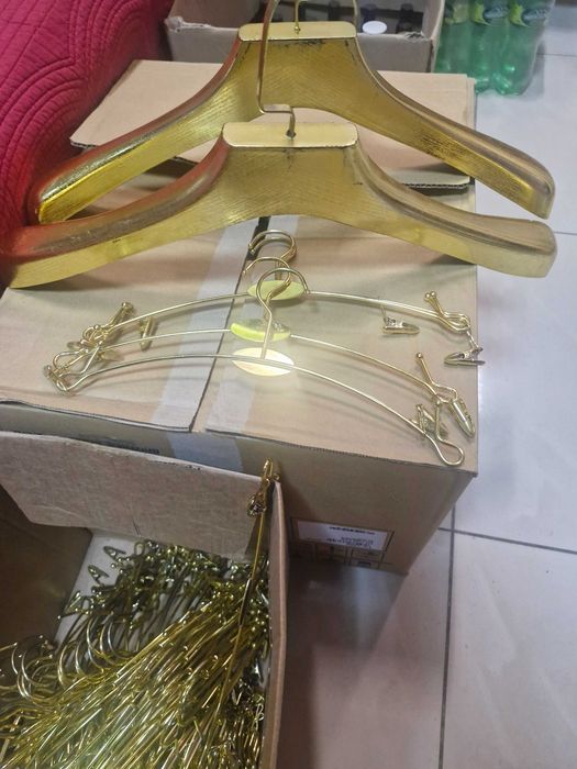 Продават се закачалки за дрехи