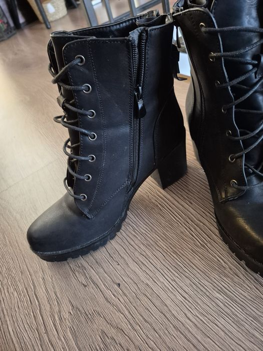 Vand ghete cu toc si siret