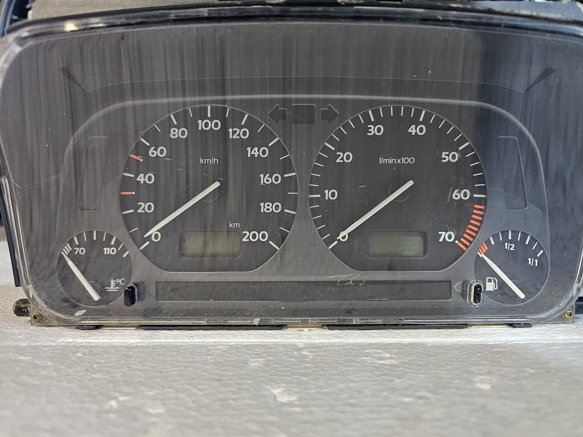 Ceasuri de bord originale Volkswagen Golf 3 / Vento

Nu le cunosc star