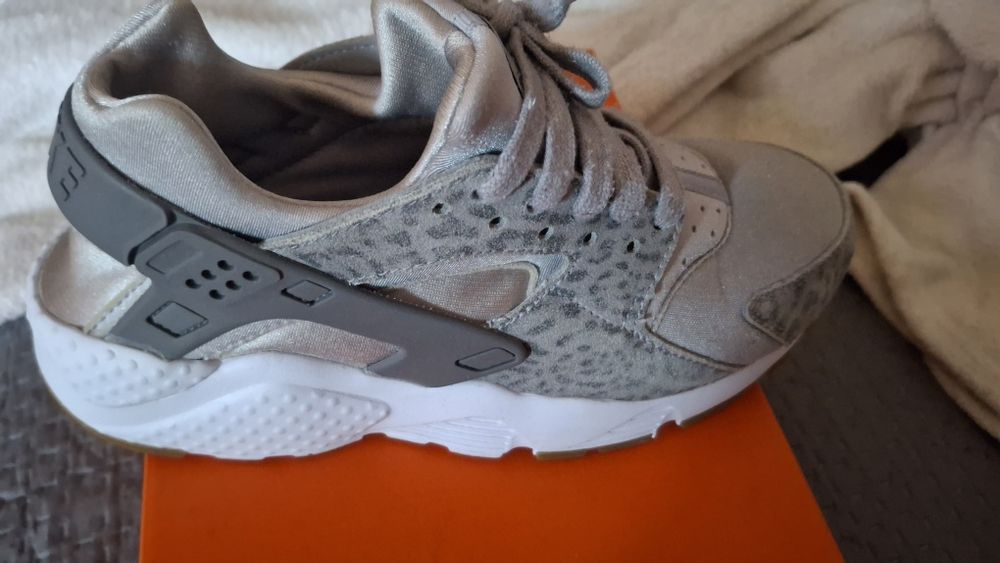 Adidași Nike  impecabili