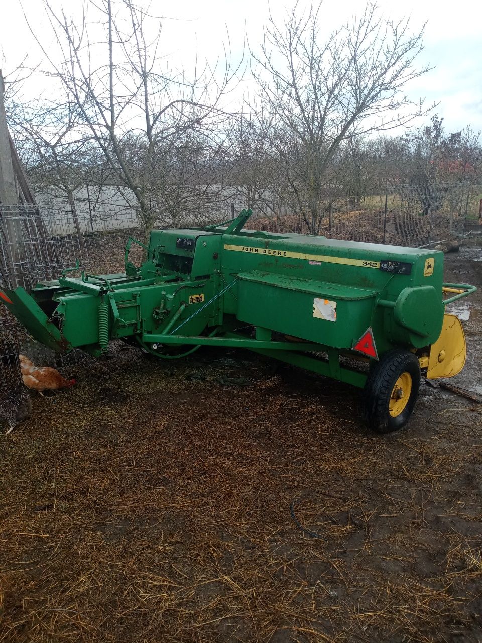 Presa balotat John Deere 342+remorca cu incarcare (optional)