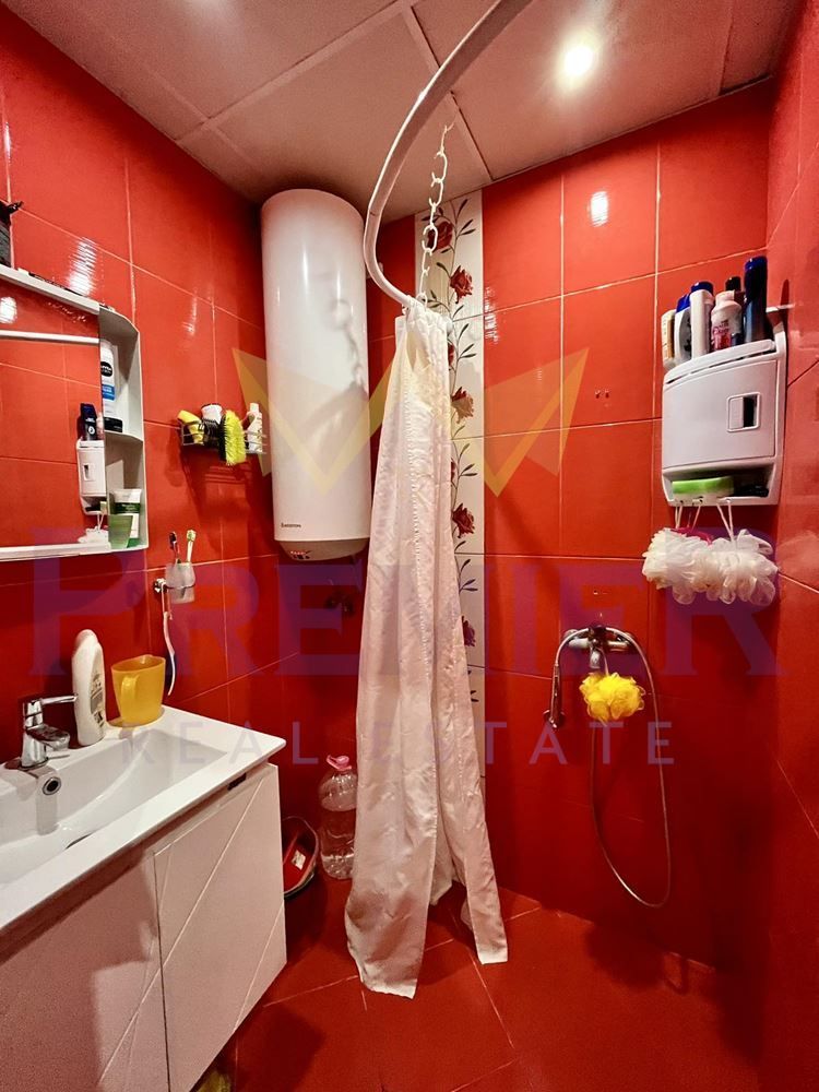 Продава се Тристаен апартамент в Добрич, Център - 87 кв.м за 1035 €/кв.м - Снимка #11