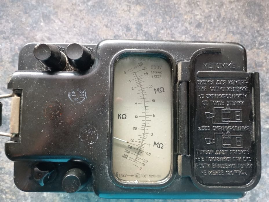 Мегаомметър М1101, произведен през 1959 г. в СССР.