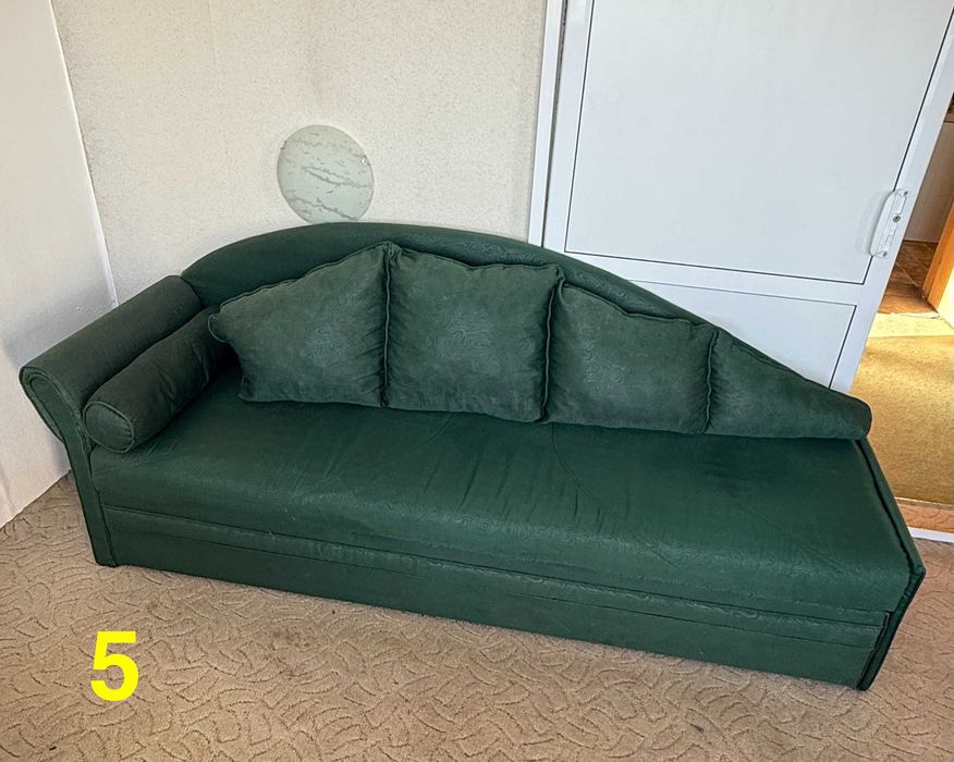 Диван, маса, микровълнова