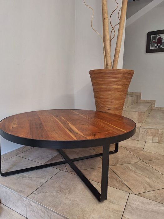 Холна маса с ествествено дърво