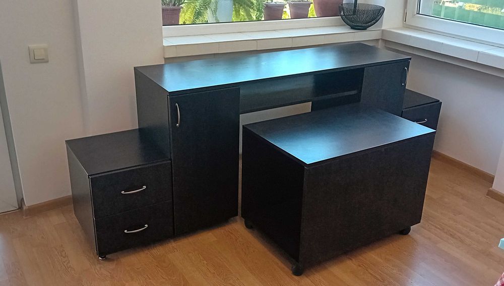 Comoda pentru TV cu sertare si masuta pe roti