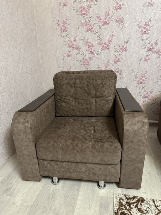 Диван новый, очень мягки удобный, нету царапина нету грязь,