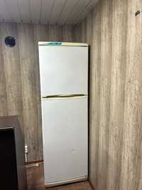 Холодильник и барная стойка