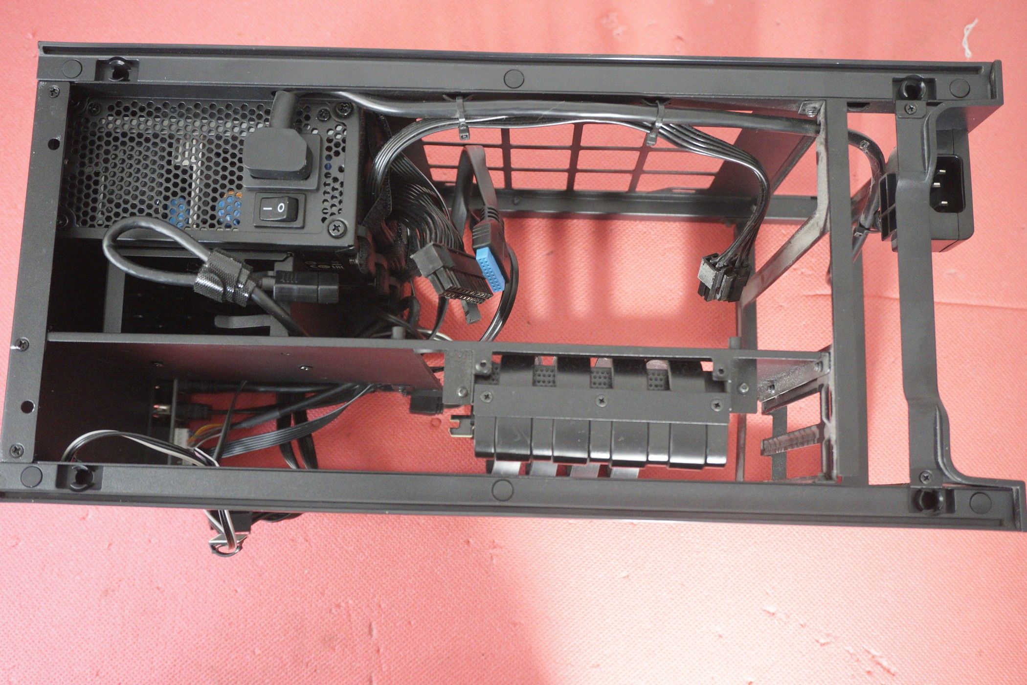 [ITX] Kутия NZXT H1 v1 + 650W Gold SFF PSU + 140mm водно