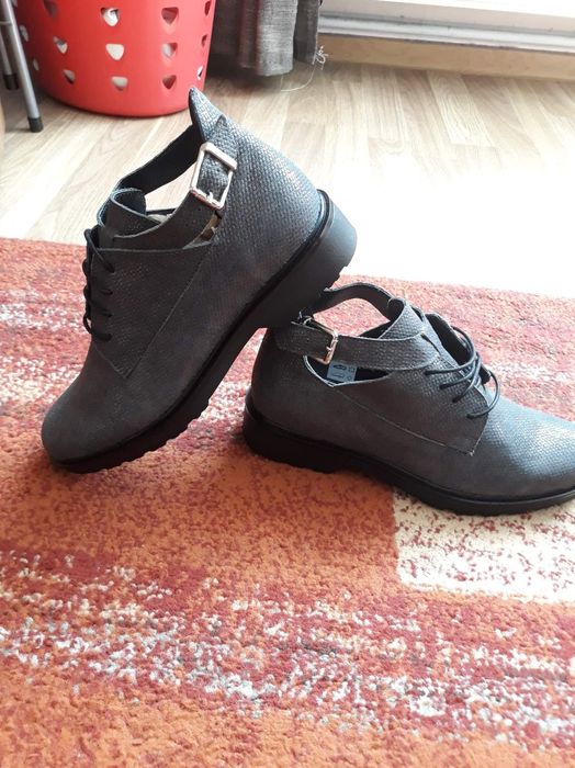 Vând încălțăminte casual din piele