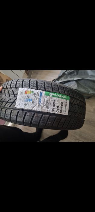 Новые комплект зимних шин 245/45 R20
