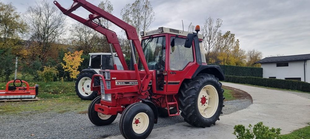 Tractor Internațional 745 XL cu încărcător