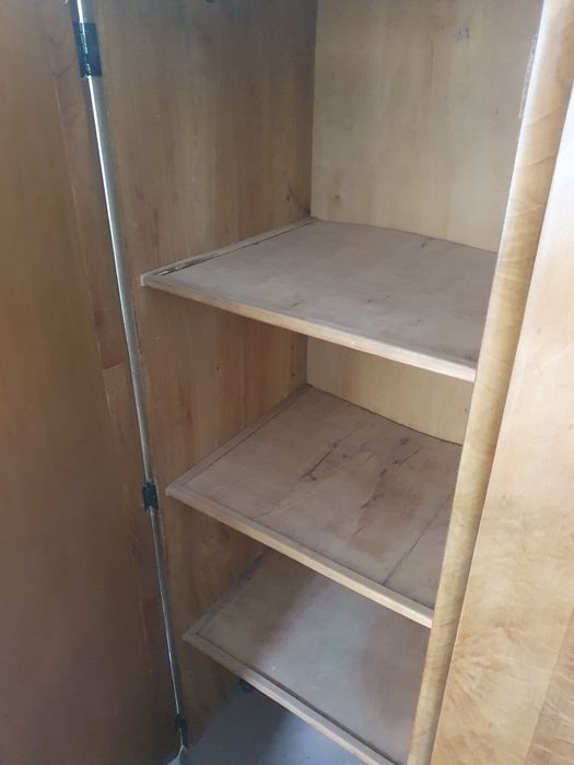 Гардероб от масивна дървесина