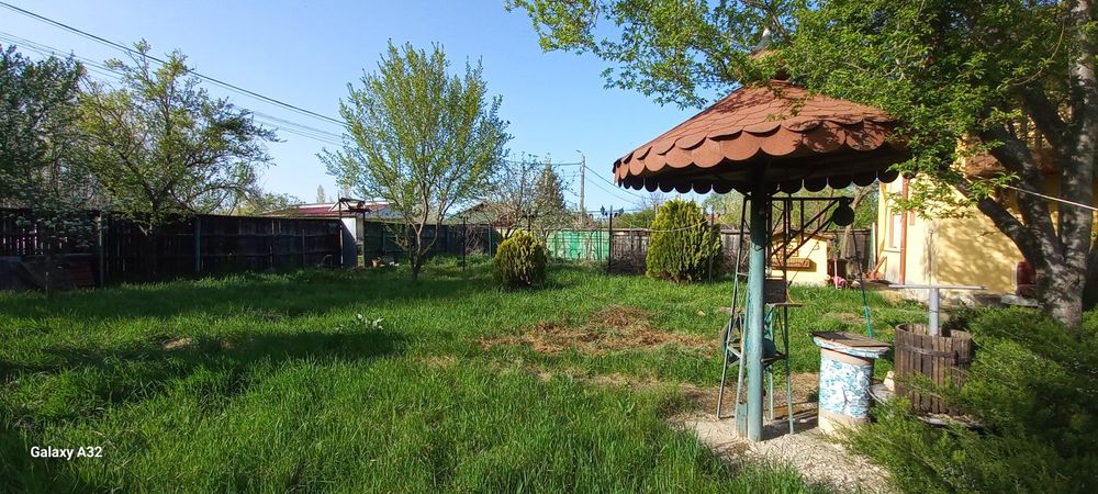 Casa de închiriat intr-o zona liniștită.