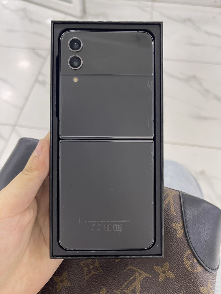 Самсунг z flip4.          .