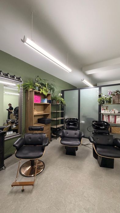 Под наем: 2 фризьорски места