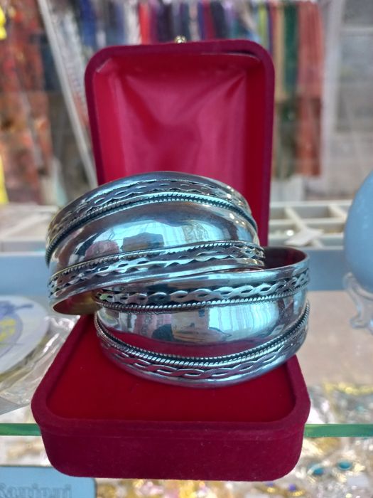 Продам два браслета вместе за 30тыс