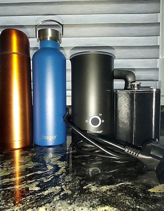 Aparat pentru făcut spumă din lapte,termose și recipient piele