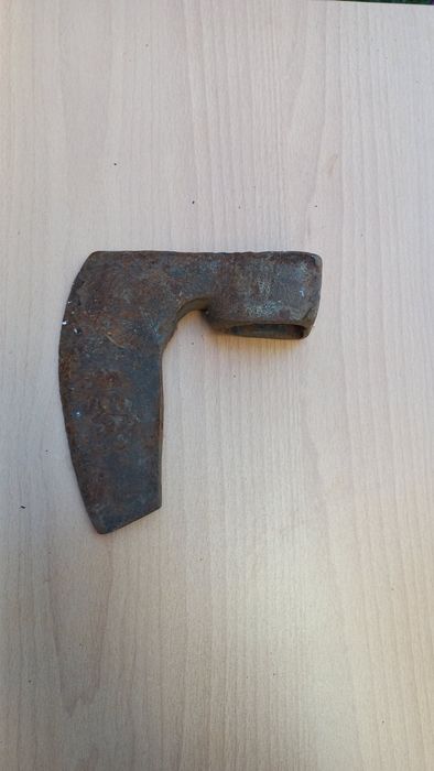 Стара брадва вижда се някаква маркировка