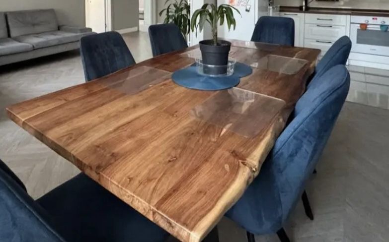 Стол деревянный с крепкими ножками