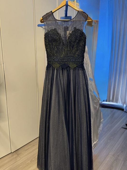 Вечернее платье на свадьбу корпоратив в расцветке для нового года.