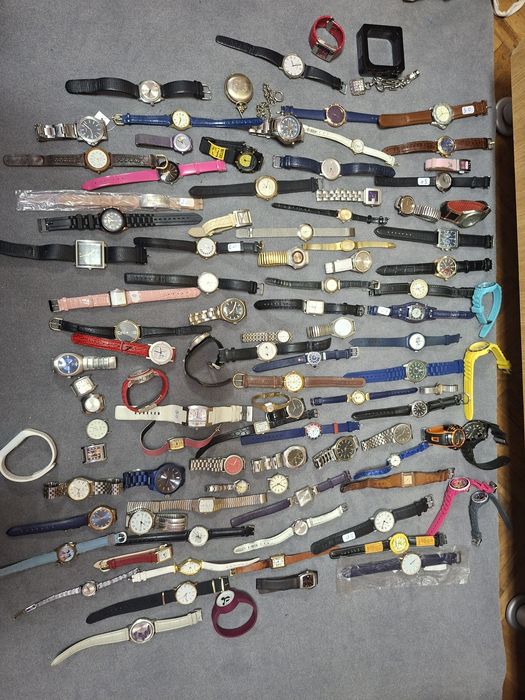 200 de ceasuri fără cutie diferite marci .