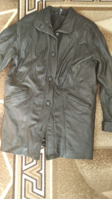 Продавам употребявана дамска шуба,яке от естествена телешка кожа