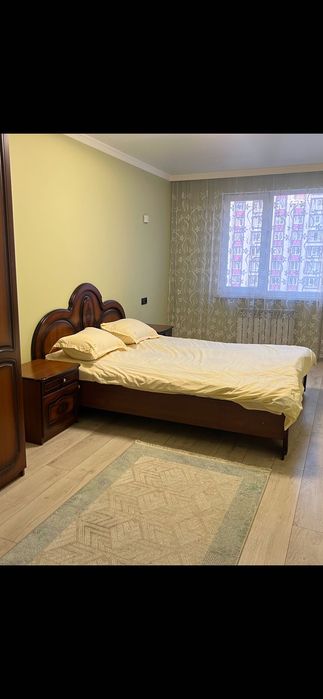 Кровать с матрасом комод и 2 тумбочки