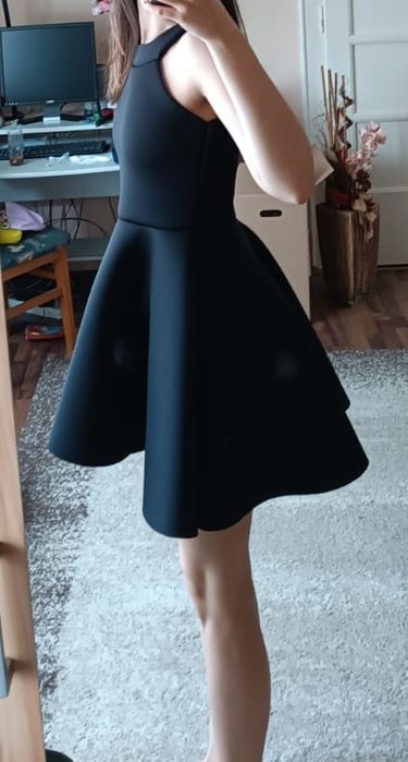 Rochie neagră, material dur, structurată, cloș, scurtă, marime 36/S