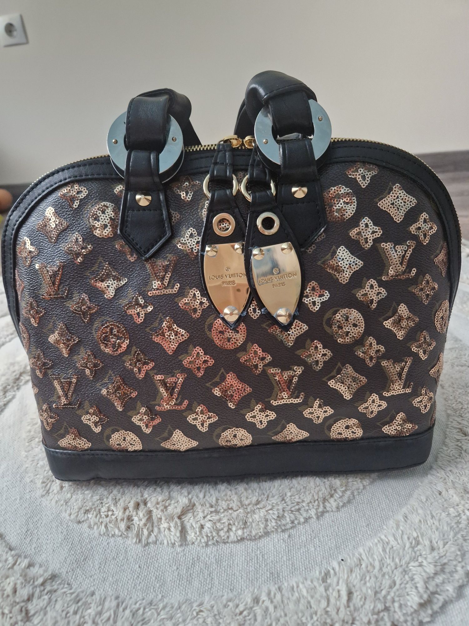 Lui Vuitton Луксозна дамска чанта в кафяв цвят със златисти пайети