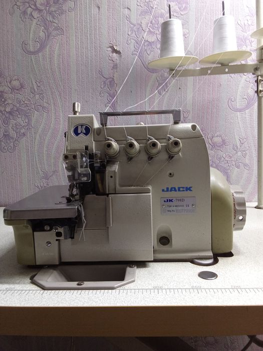 Промышленный оверлок jack 798D