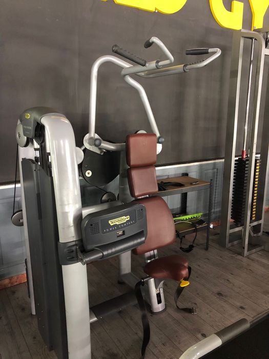 Aparat spate Technogym Vertical Traction