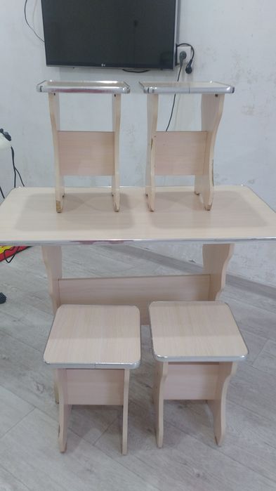 Стол со стульями