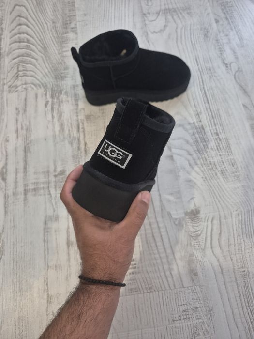 Cizme UGG mini negre din piele naturala