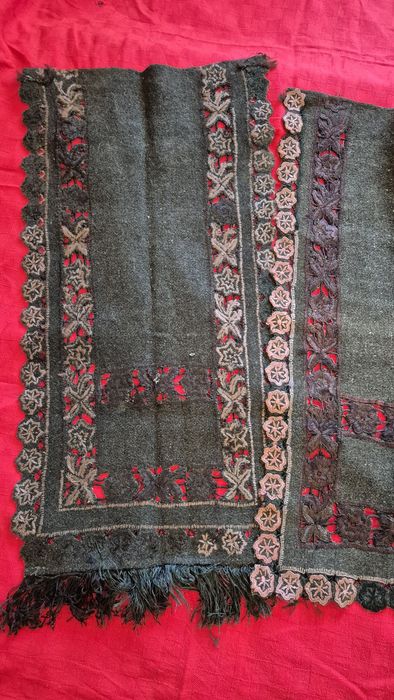 Soarte vechi din lana si broderie sparta, cusute cu matase