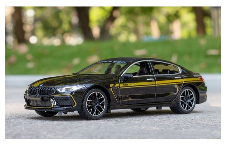 Macheta BMW M8, noua, metalica, scara 1:24