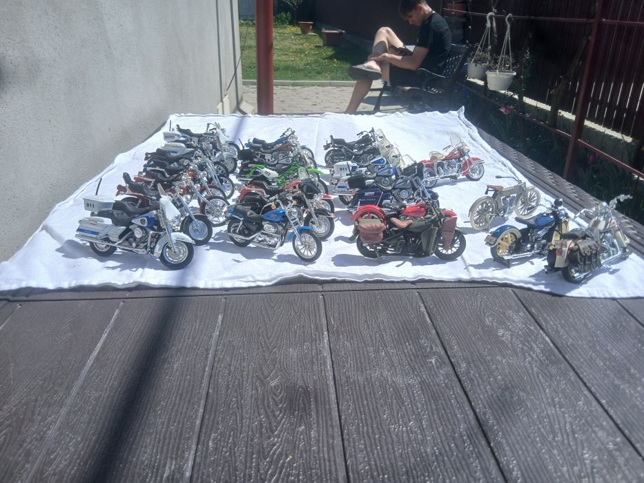 Vând colecție de machete moto