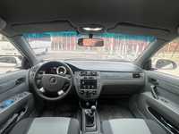 Lacetti 1.8 sotiladi