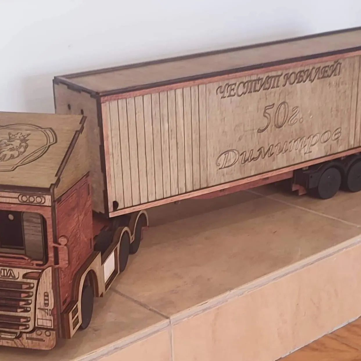 Ръчно изработен дървен макет на камион "ТИР" с пожелание