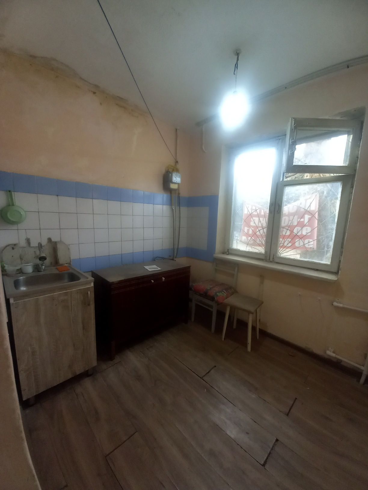 Продаётся 1 ком кв в чирчике 1 этаж в аранче не далеко от дороги