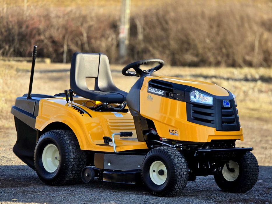 Tractoras gazon iarba Profesional CUB Cadet, 15 cp 2022 2 cutit ca nou