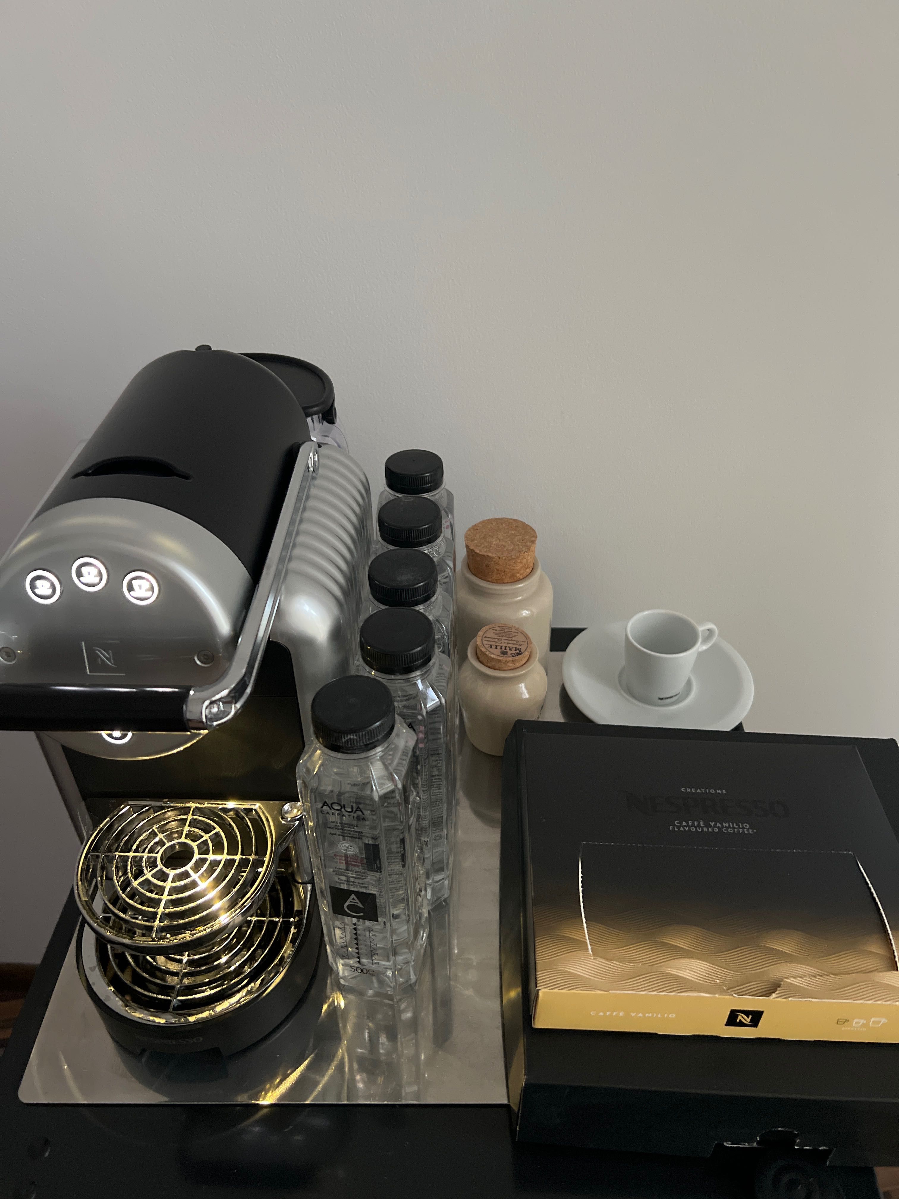 Expresor Nespresso si frigider darwoo clasa A+ pentru birou