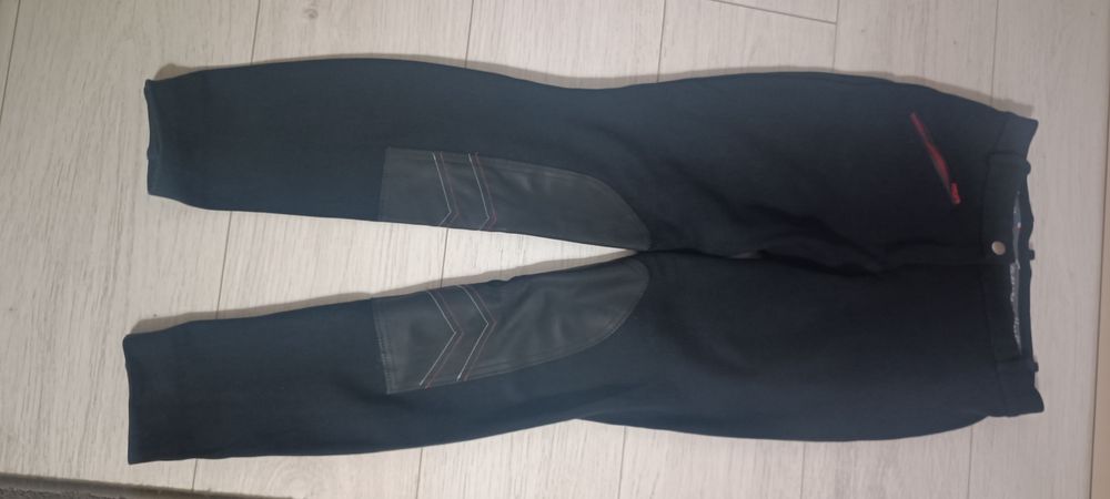 Vând pantaloni echitație,de culoare neagra , dama , folosiți o singura