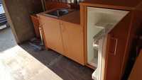 Кухня с хладилник плот кухненски шкаф