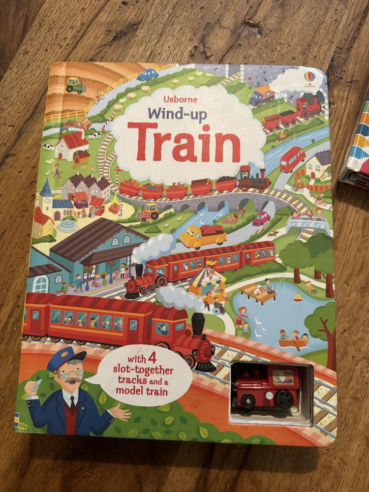 Carte cu jucarie tren, sine detasabile, "Wind-up train", Usborne